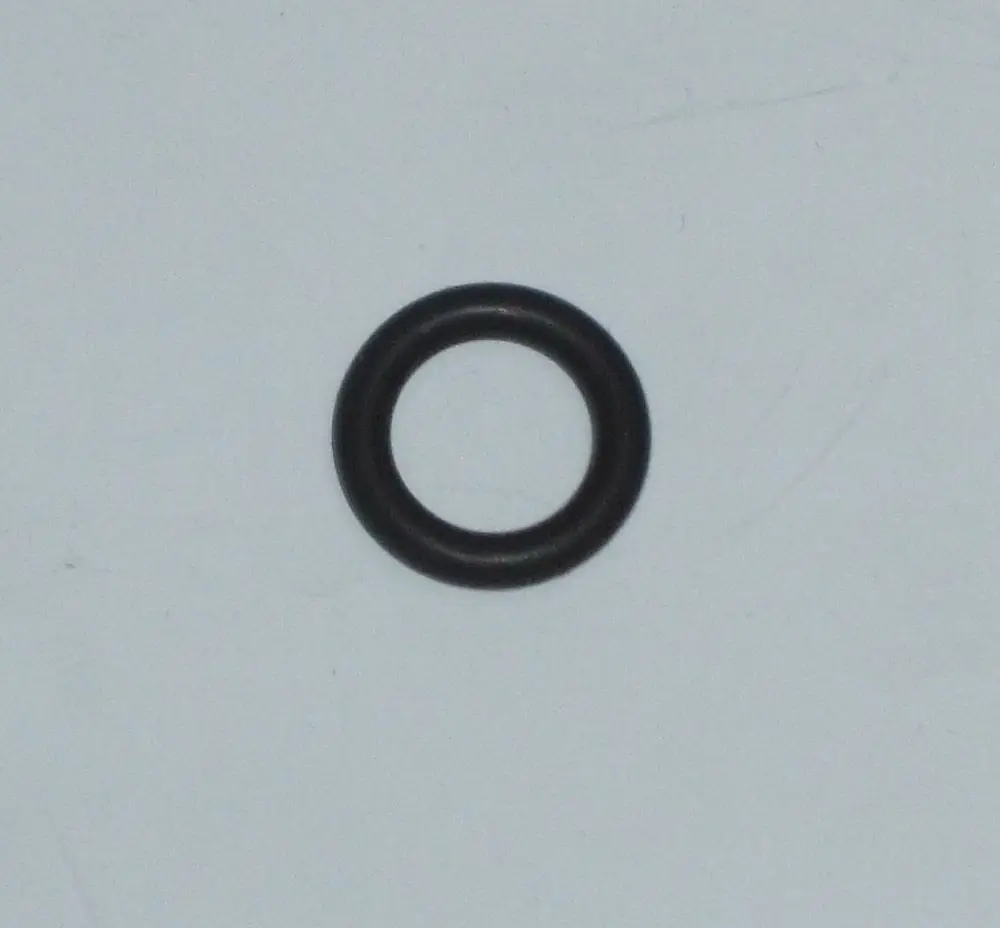 Schwarzer O-Ring von Daikin auf hellem Hintergrund. Kreisförmiges Dichtungsmaterial, geeignet für verschiedene Anwendungen in Heizsystemen.